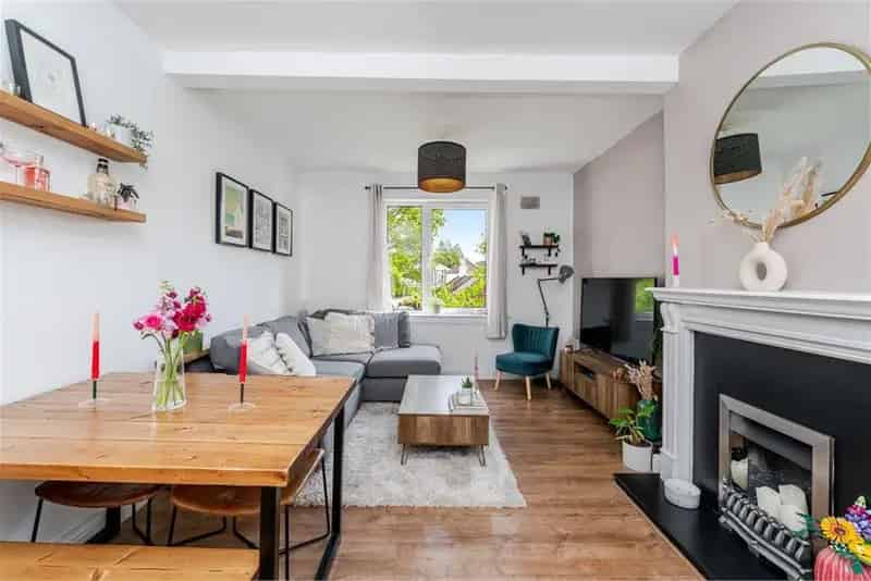 2 Bed Flat Upper with 1 Reception Room