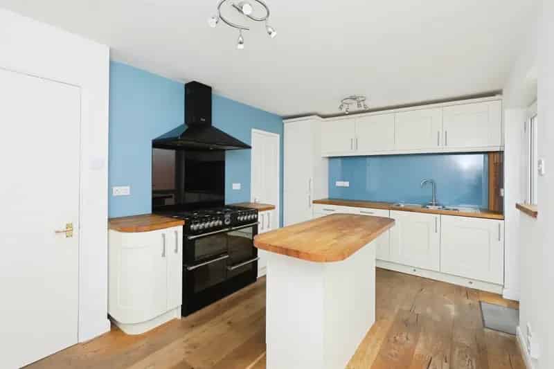 Three Bedroom Detached House Hallcroft