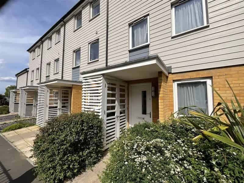 4 Bedroom Terraced House For Sale Near Station