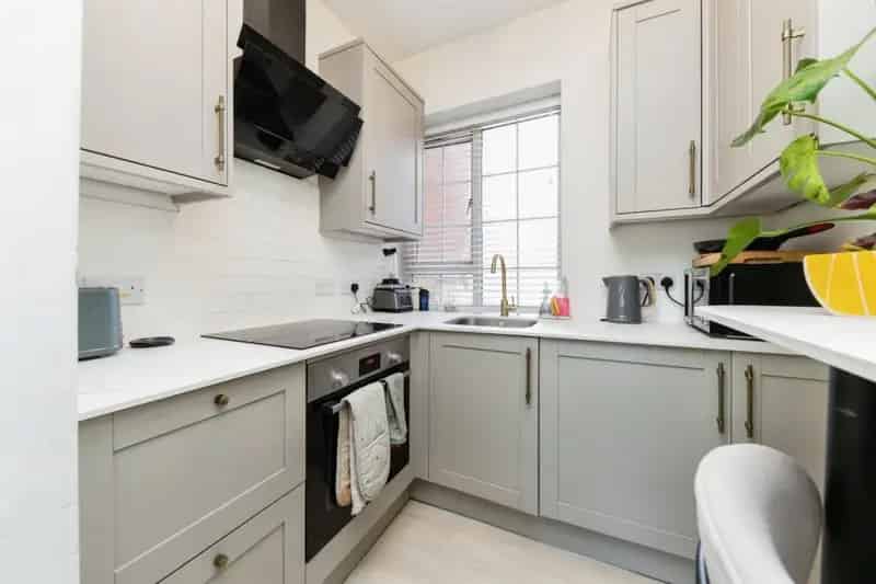 Spacious Apartment Near Town Centre and Train Station
