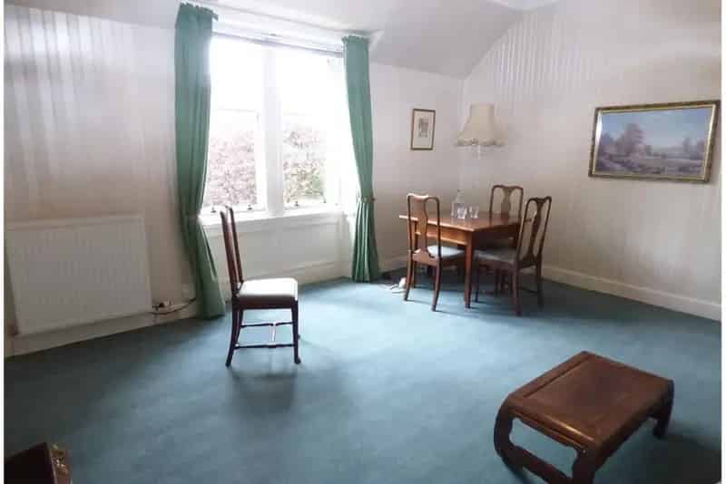 2 Bed Upper Villa Flat with Garden and Garage
