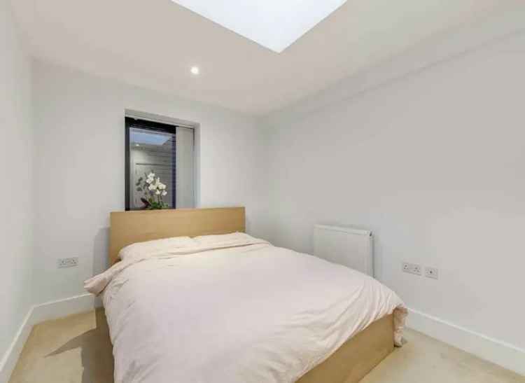 Flat For Sale in Victoria Street, St Albans, England