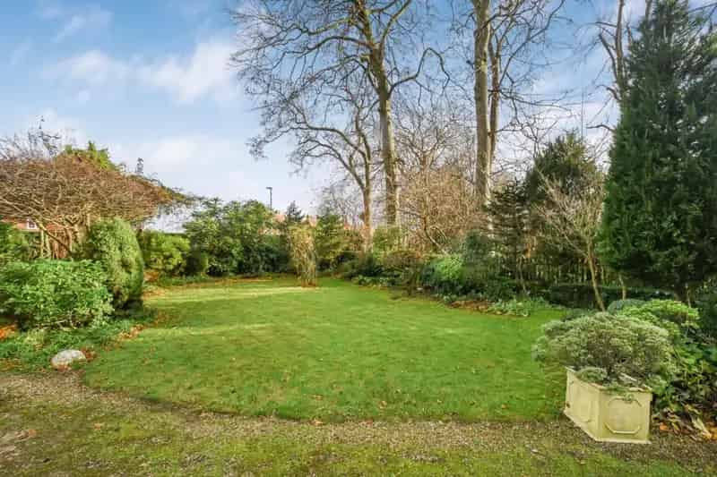 3 Bed House For Sale Near Town Centre