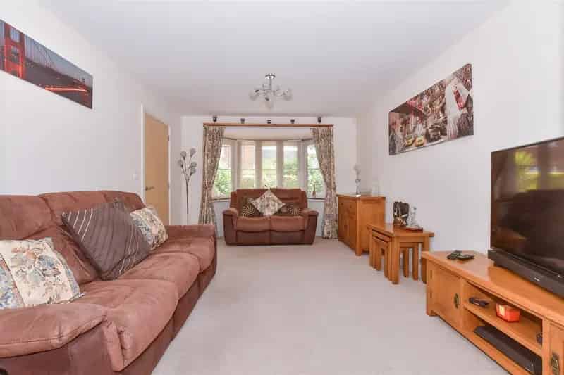 5 Bedroom Link Detached House For Sale