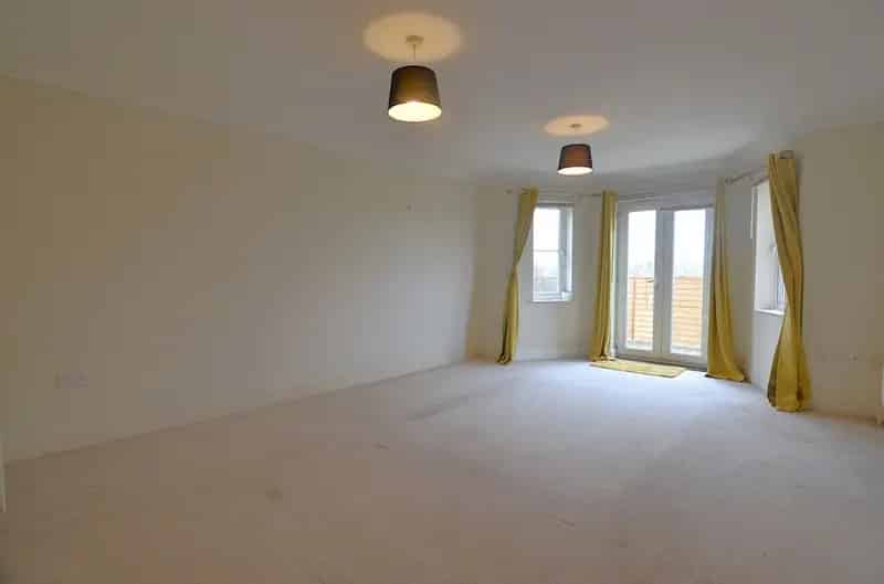 2 Bedroom Ground Floor Flat For Sale Near Town Centre
