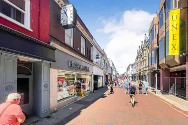 Retail Parade: 4 Shops with Upper Parts