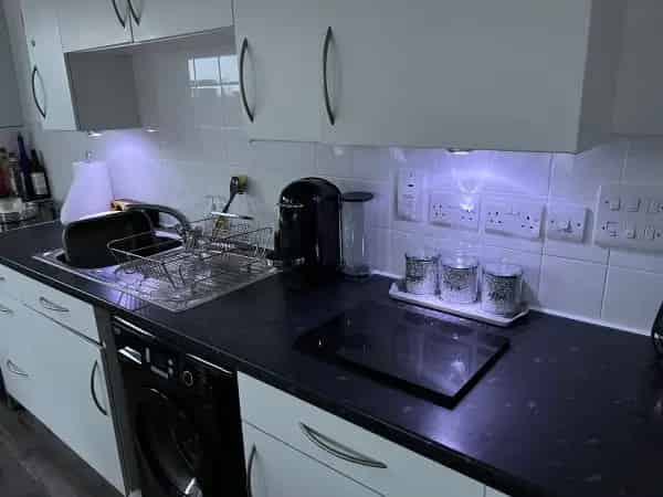 2 Double Bed Flat Surrey Quays  New Kitchen & Bathroom Large Roof Terrace