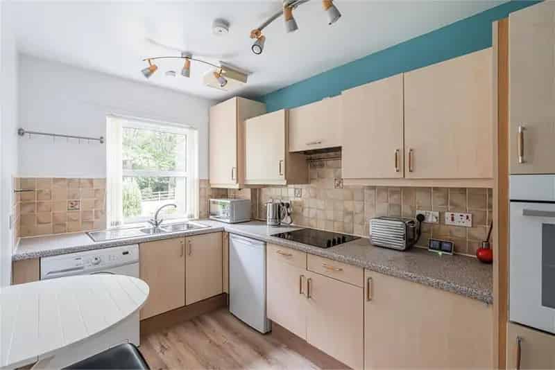 2 Bed Flat Ground Floor with 1 Reception Room