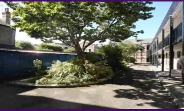 Wonderful property close to river Thames shops and parks