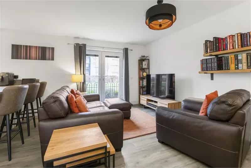 2 Bed Ground Floor Flat with Patio and Parking