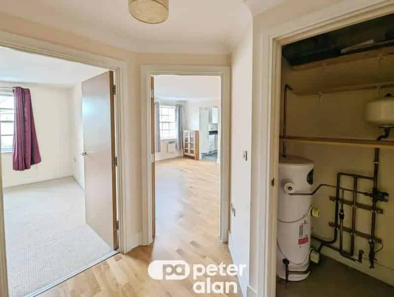 1 Bedroom Flat Near Town Centre Allocated Parking