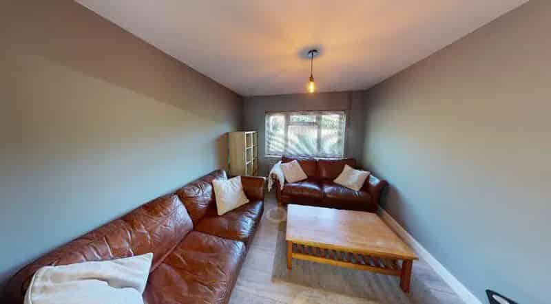 5 Bedroom Semi Detached House All Doubles Two Bathrooms No Parking Restrictions