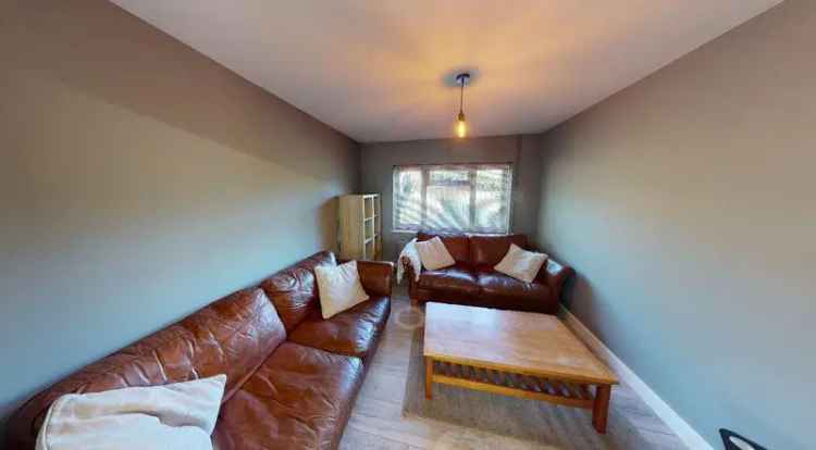 5 Bedroom Semi Detached House All Doubles Two Bathrooms No Parking Restrictions