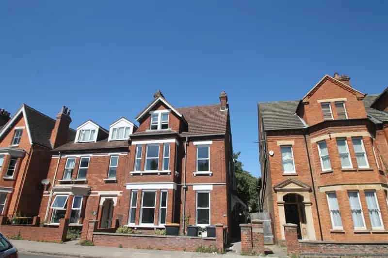 2 Bedroom Flat in Bedford Castle Road