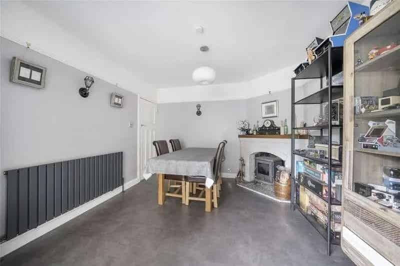 3 Bed Detached House for Sale in Addlestone