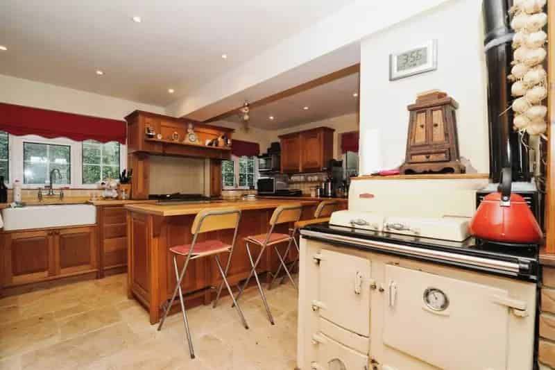 Six-Bedroom Detached House in Peasmarsh