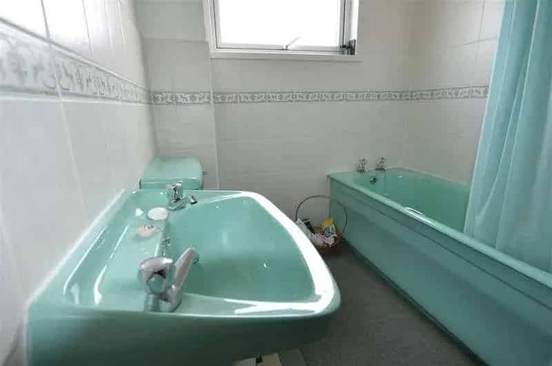 2 Bed Flat for Sale in Falmouth - Updated Apartment with Garden Views