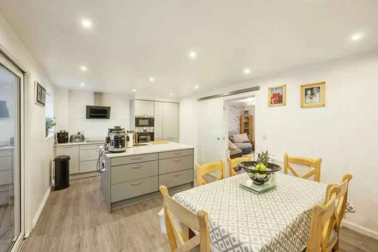 4 Bedroom Family Home with Conservatory and Garage