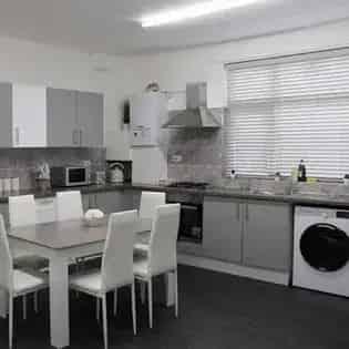 3 Bedroom House 256m2 Manchester Near Transport Links