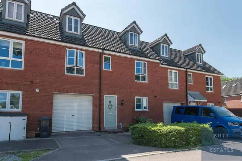 4 Bedroom Detached House for Sale in Newcourt