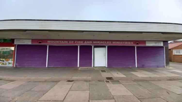 Retail Unit with Large Open Space and Loading Access
