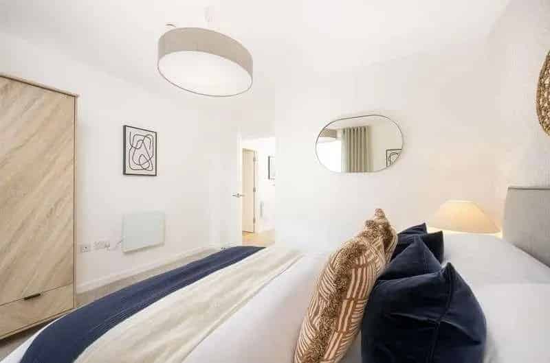 1 Bed Flat Kingston Upon Thames - Luxury Apartment Near Stations