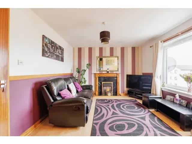 2 Bedroom Flat for Sale - Spacious Living, Fitted Kitchen, Great Location
