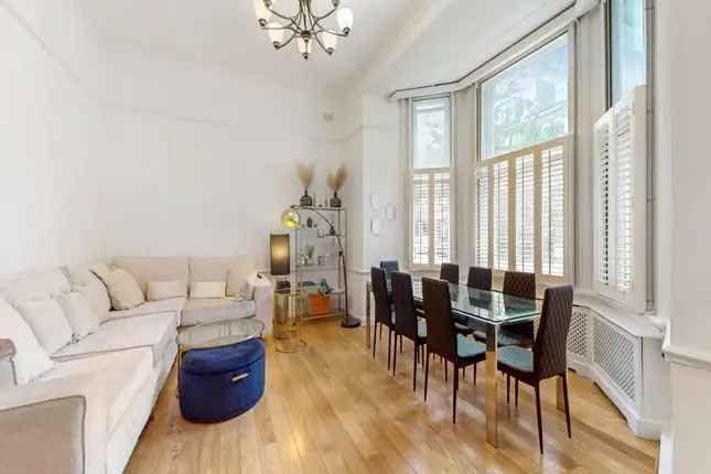 Flat to rent in Redcliffe Square, London SW10