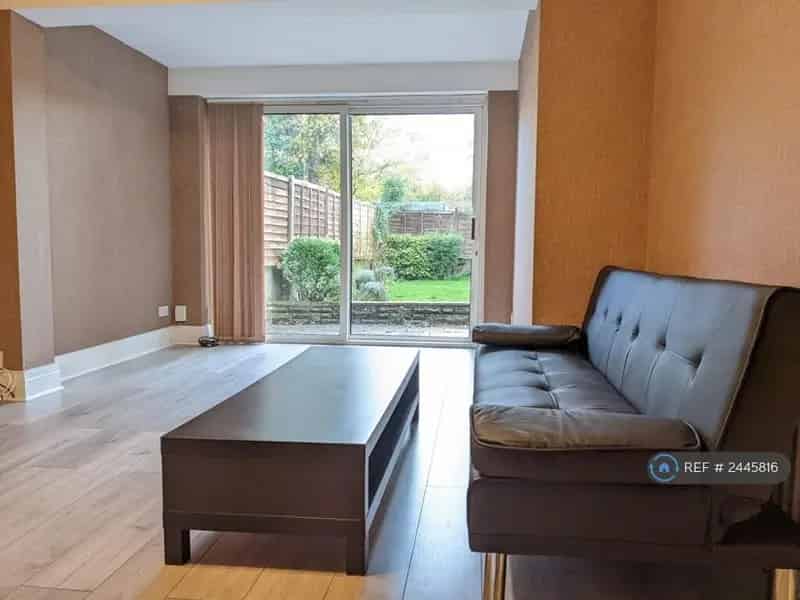 4 Bedroom Semi-Detached House Fishponds Parking Garden Furnished