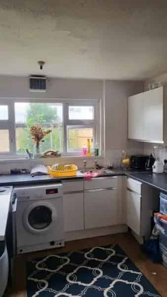 Spacious Maisonette Near Train Station