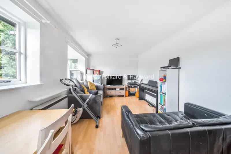 One Bedroom Apartment with Parking and Communal Gardens