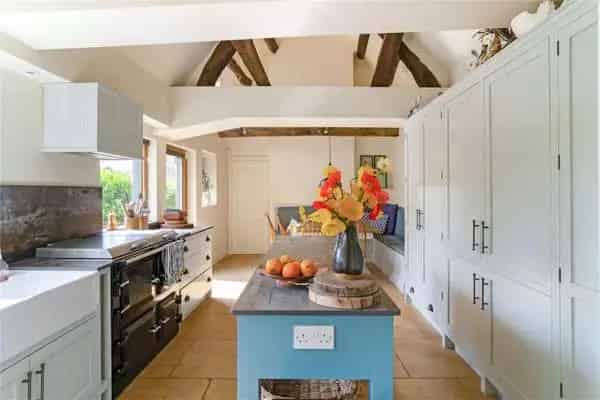Grade II Listed Cotswolds House with Garden and Parking
