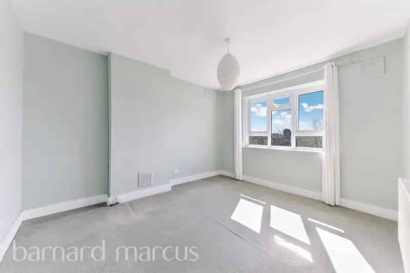 2-Bedroom Top Floor Flat SW16 - Garden Views - Freehold