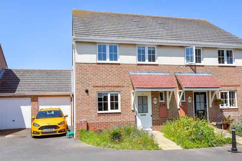 3 Bedroom Semi-Detached House for Sale in Peaceful Cul-de-sac