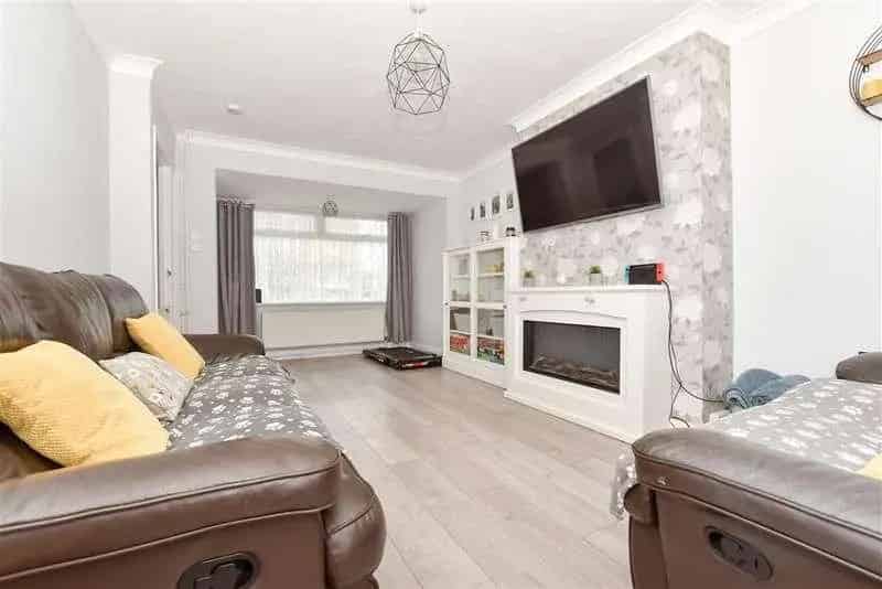 2 Bed House For Sale Near Schools And Transport Links
