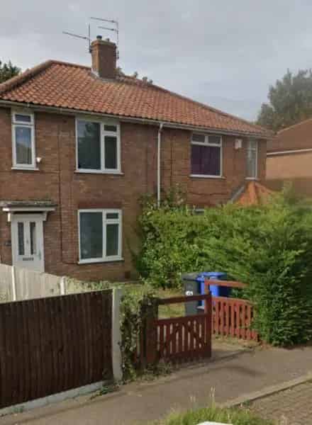 3 Bedroom Semi Detached House with Parking and Large Garden