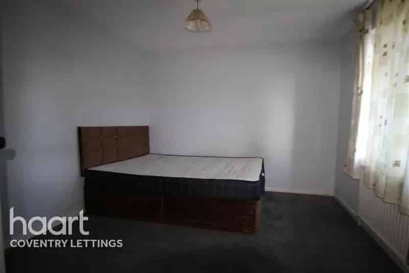 3 Bedroom Semi-Detached House to Rent
