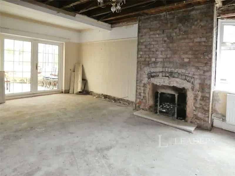 4 Bed House For Sale - Full Renovation Project