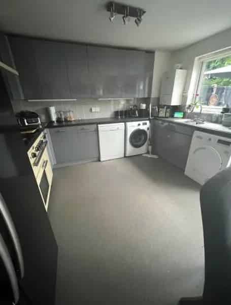Four Bedroom Townhouse Near Transport Links