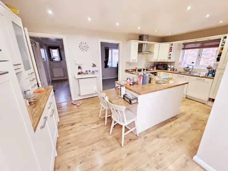 4 Bedroom Detached House For Rent