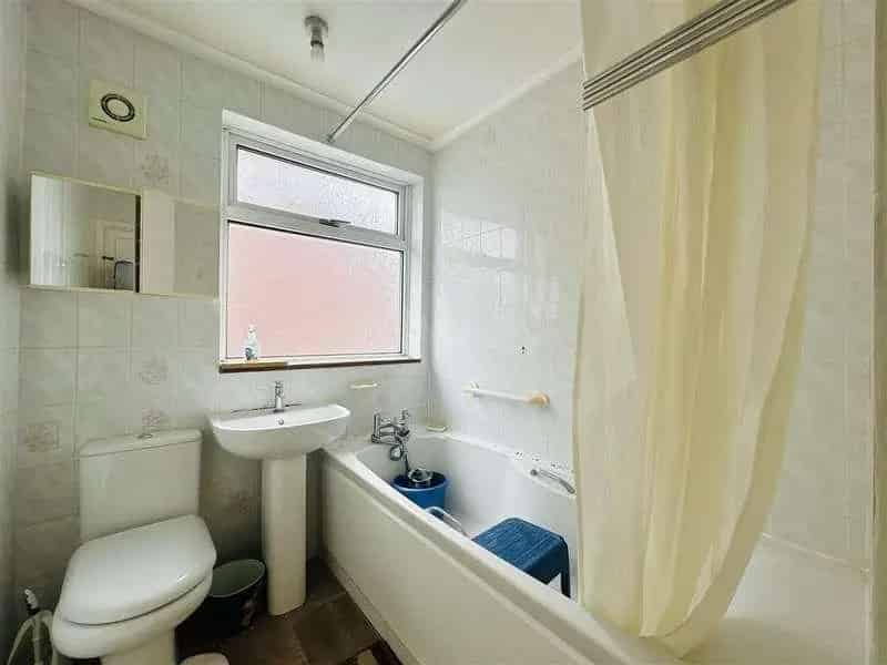 3 Bed Semi-Detached House for Sale Garage 2 Bathrooms No Chain