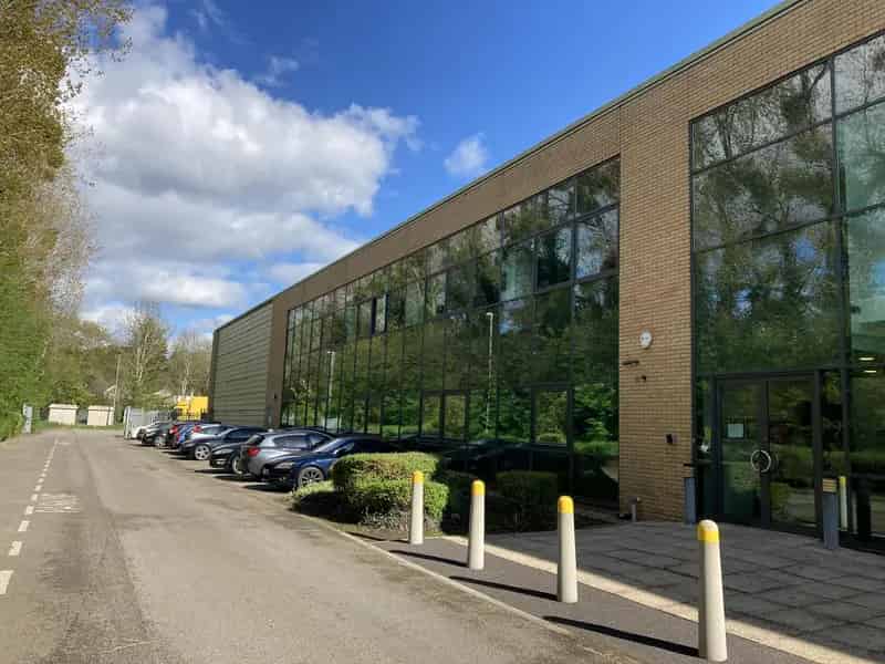 Warehouse Unit To Let - Ample Parking and High Loading Capacity
