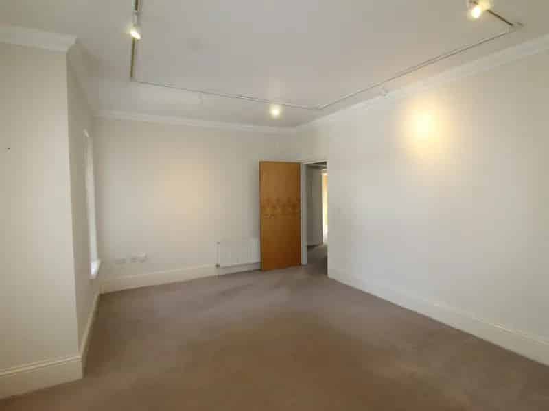 Spacious 2-Bedroom Flat near Burton with Ensuite and Allocated Parking