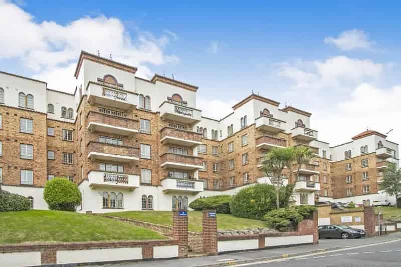 2 Bedroom Flat Near Award Winning Beaches