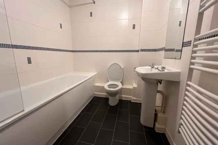 Spacious 2 Bedroom Flat March Town Centre Available Now