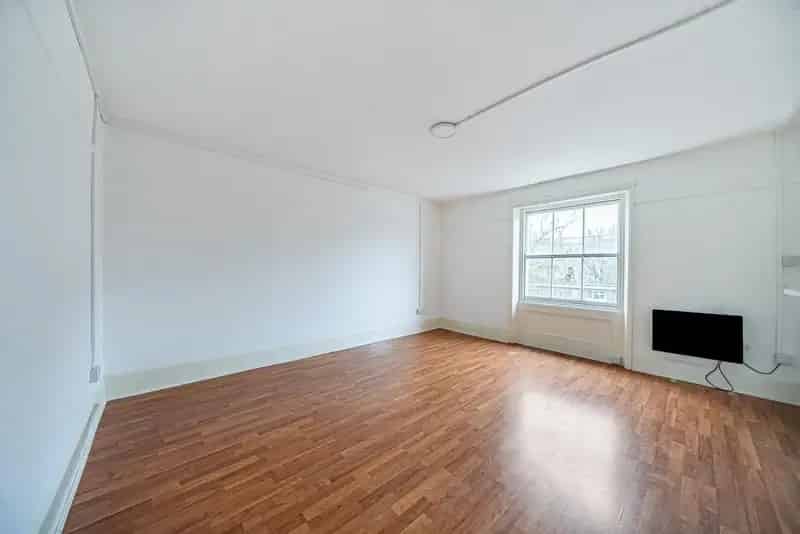 Charming 2-Bedroom Flat for Sale - 805 sq ft