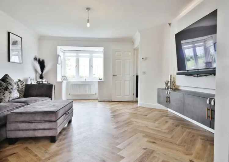 3 Bedroom Detached House For Sale Kingswood