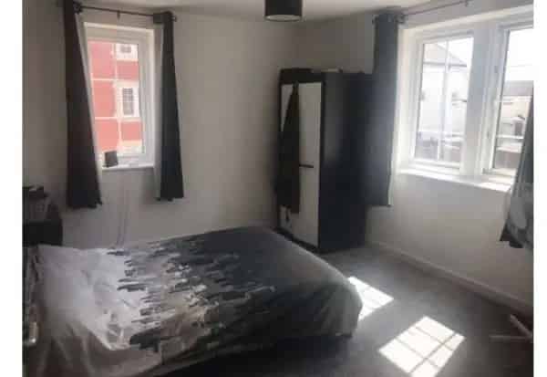 2 Bed Flat First Floor Modern Open Plan Quiet Block