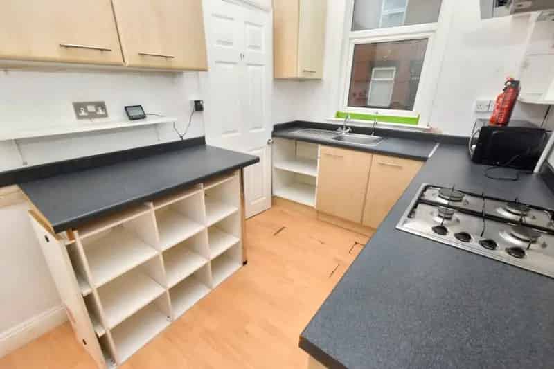 3 Bed End Terrace House Near Armley Town Street