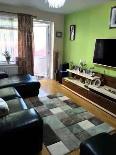 2 Bedroom House with Private Garden Near Schools and Central London